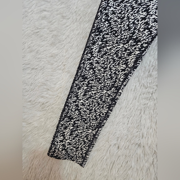 Nike Dri Fit Women's High Waisted Black and White Patterned Leggings Large - Picture 9 of 16